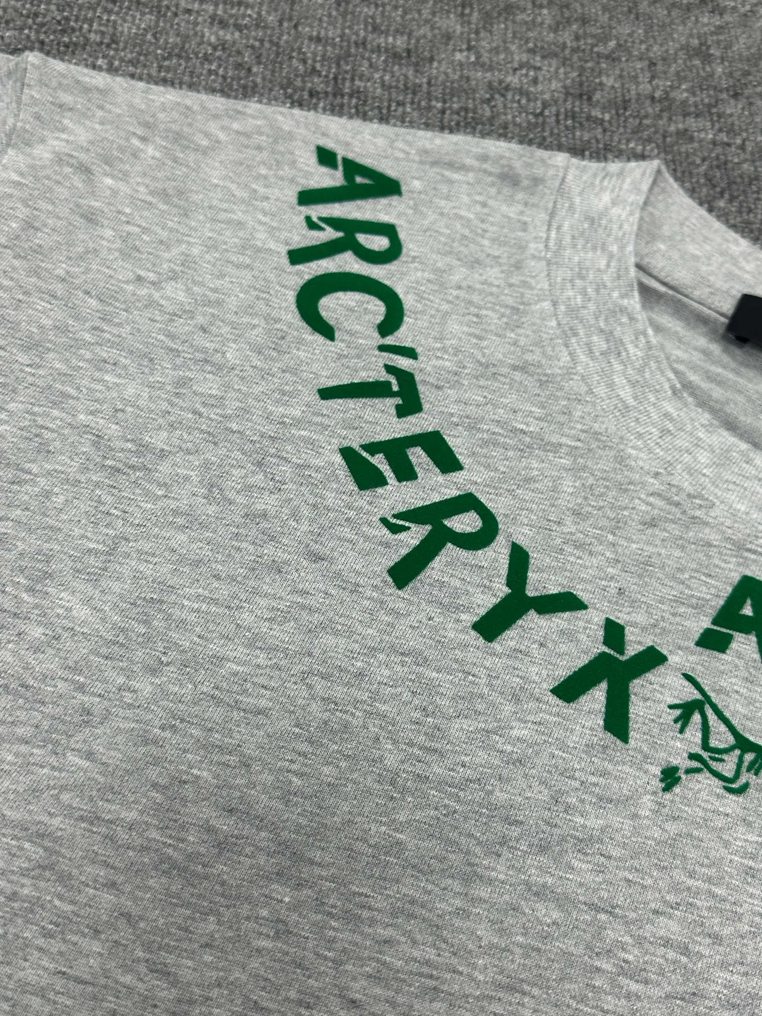 ARC'TERYX* * 2025 New Arrival Classic logo T Same Style ：Black White Gray Size： S （90-130 ） M （120-150 ） L （140-165 ） XL （160-180 ） XXL （180 ）